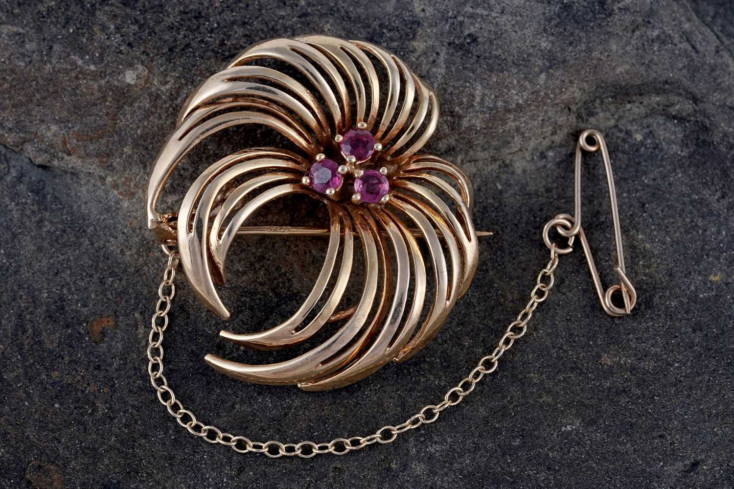Lot 47 - A mid-20th Century ruby stylized firework pattern brooch