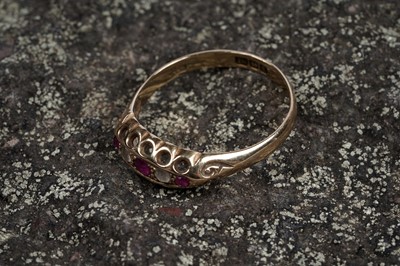 Lot 39 - A 1920's ruby and white sapphire ring