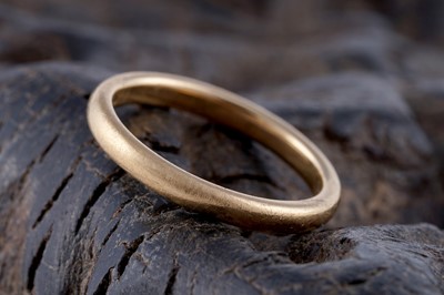 Lot 284 - A 22ct yellow gold wedding band