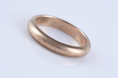 Lot 285 - A 9ct yellow gold wedding band