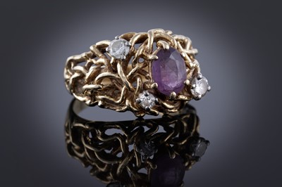 Lot 287 - An amethyst and diamond ring
