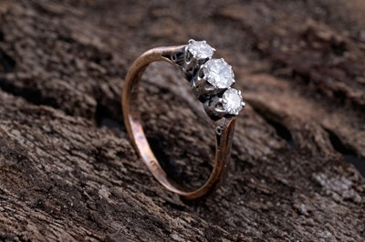 Lot 288 - A three-stone diamond ring