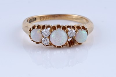 Lot 290 - An opal and diamond ring