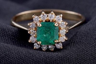 Lot 292 - An emerald and diamond cluster ring