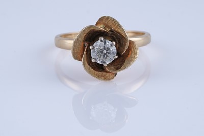 Lot 294 - A rose pattern diamond ring