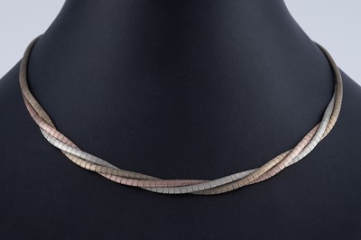 Lot 300 - A 9ct three-coloured gold necklace