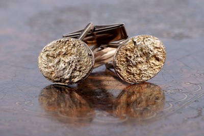 Lot 302 - A pair of 9ct yellow gold cufflinks