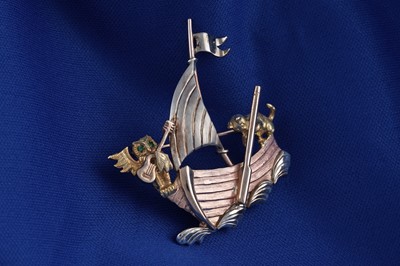 Lot 73 - Alabaster & Wilson: a 9ct gold 'Owl and the Pussycat' pattern brooch