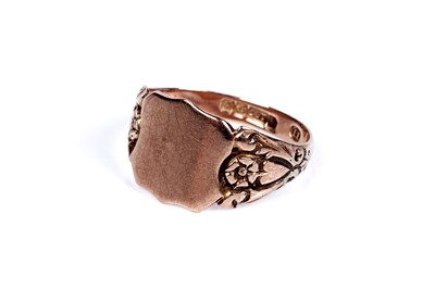 Lot 36 - A Great War period 9ct rose gold signet ring with love hearts