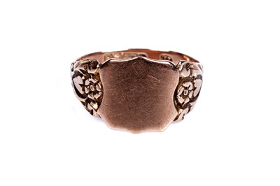 Lot 36 - A Great War period 9ct rose gold signet ring with love hearts