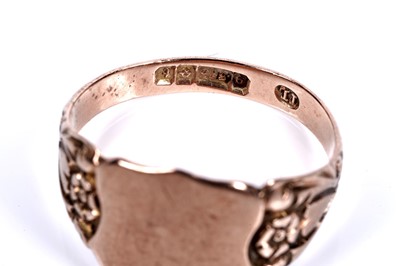 Lot 36 - A Great War period 9ct rose gold signet ring with love hearts