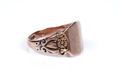 Lot 36 - A Great War period 9ct rose gold signet ring with love hearts