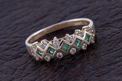 Lot 57 - A contemporary emerald and diamond ring