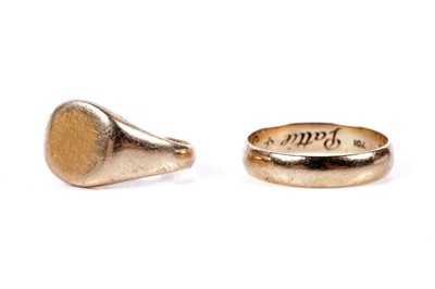 Lot 105 - A 1940s 9ct gold wedding band; and a 9ct gold signet ring