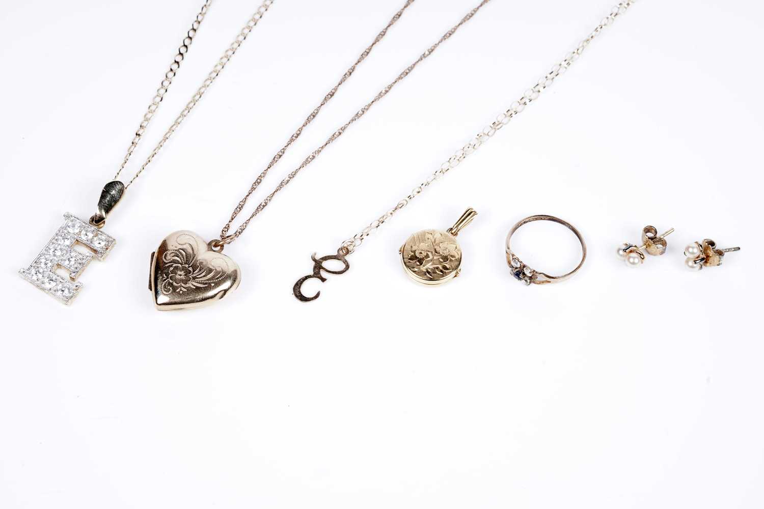 Lot 91 - A 9ct gold circular locket; and other gold jewellery