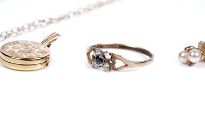 Lot 91 - A 9ct gold circular locket; and other gold jewellery