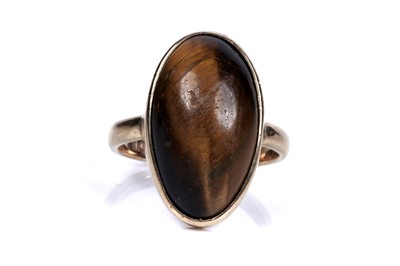 Lot 62 - A 1920's tiger's eye and gold cabochon ring