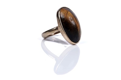 Lot 62 - A 1920's tiger's eye and gold cabochon ring