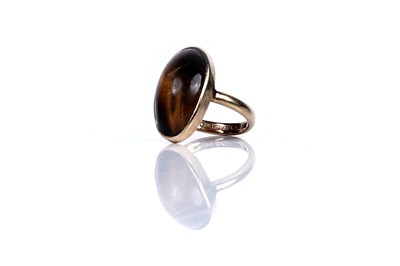 Lot 62 - A 1920's tiger's eye and gold cabochon ring
