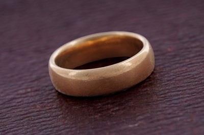 Lot 63 - A 22ct gold wedding band