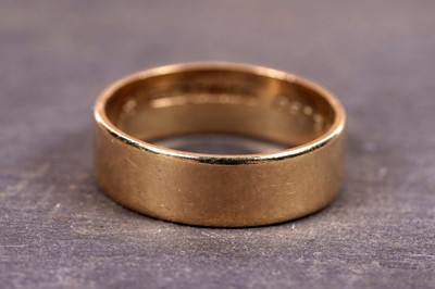 Lot 103 - An 18ct gold wedding band