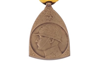 Lot 95 - A selection of military items
