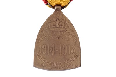 Lot 95 - A selection of military items