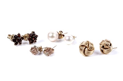 Lot 62 - Two pairs of 9ct gold knot pattern stud earrings; and others