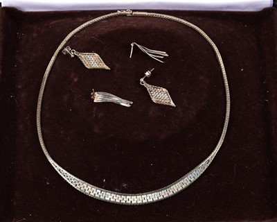 Lot 64 - A modern tricolour 9ct gold necklace and earring set