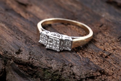 Lot 46 - A contemporary diamond ring