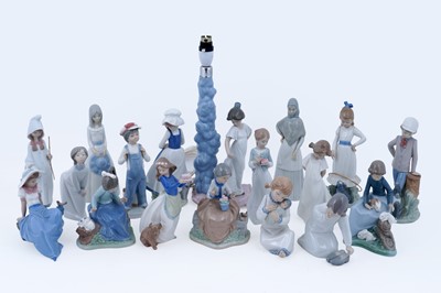 Lot 372 - A collection of eighteen Spanish ceramic figures