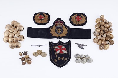 Lot 23 - A selection of military buttons and cloth badges