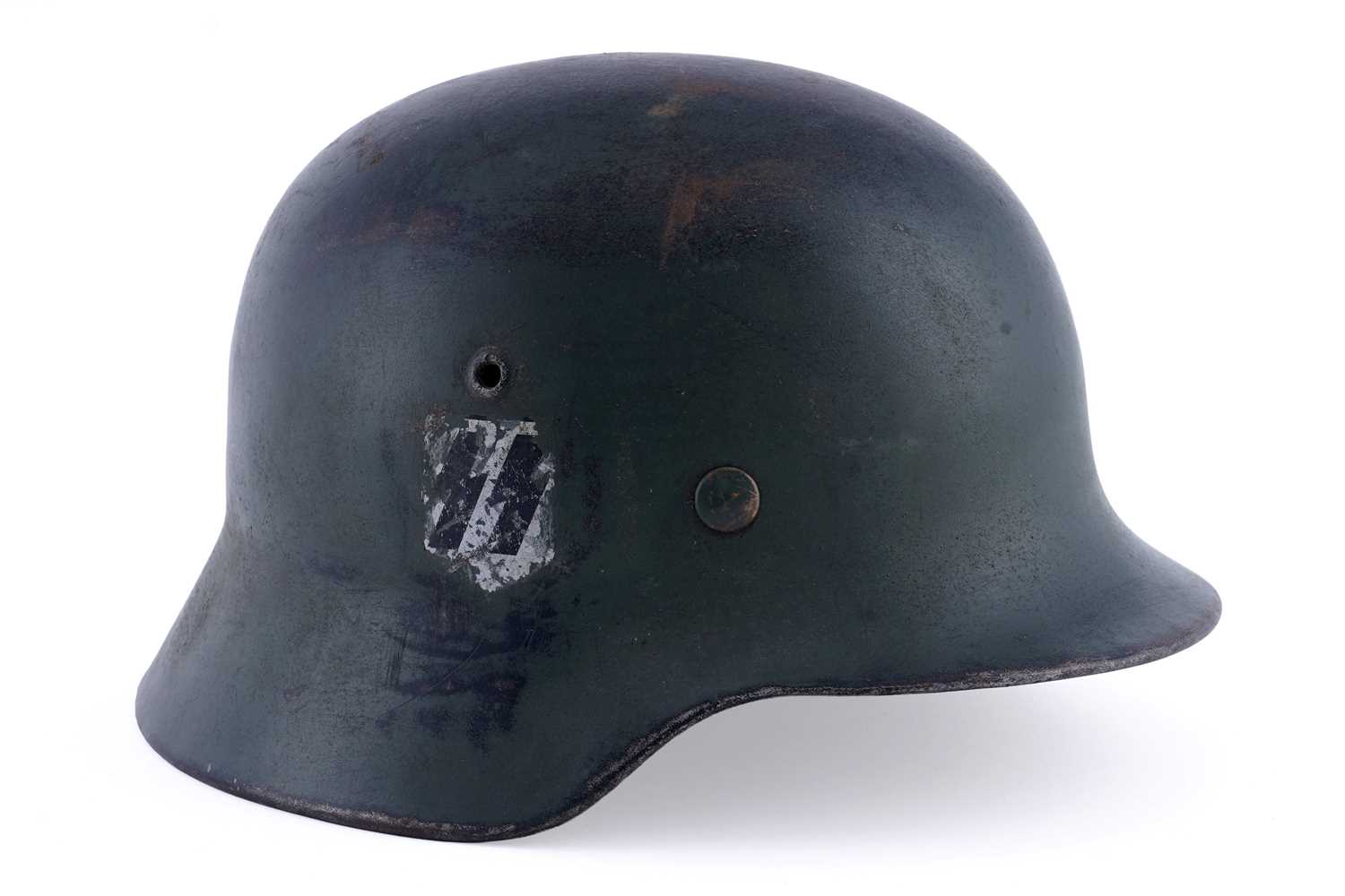 Lot 28 - A German Second World War M40 pattern helmet