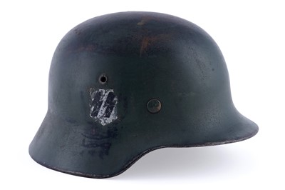 Lot 28 - A German Second World War M40 pattern helmet