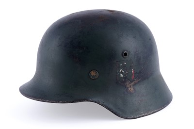 Lot 28 - A German Second World War M40 pattern helmet