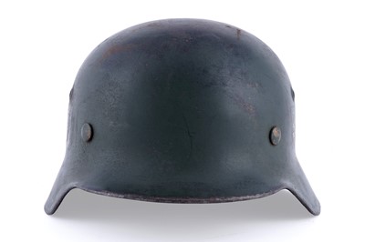 Lot 28 - A German Second World War M40 pattern helmet