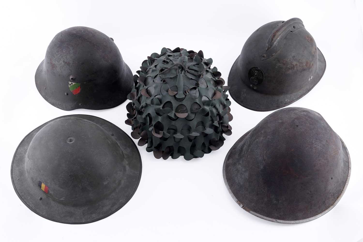 Lot 29 - Military helmets