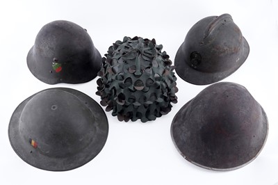 Lot 29 - Military helmets