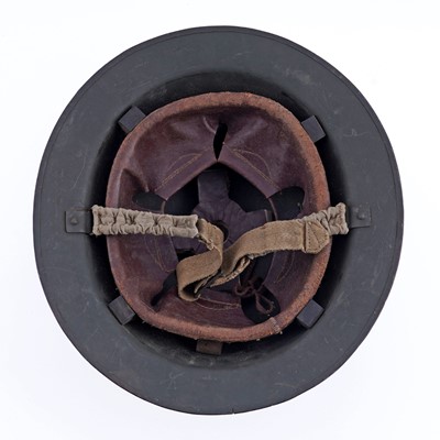 Lot 29 - Military helmets