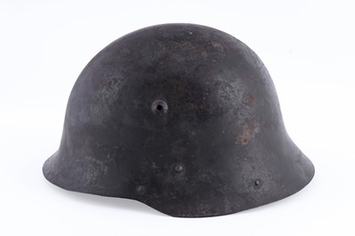 Lot 29 - Military helmets