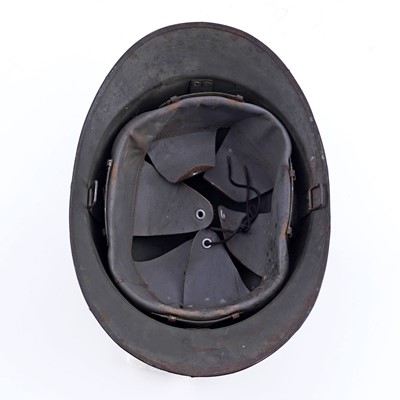 Lot 29 - Military helmets