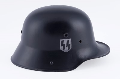 Lot 32 - A German M16 helmet