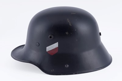 Lot 32 - A German M16 helmet