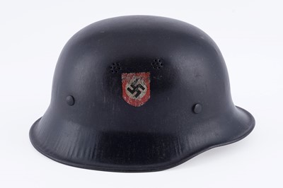 Lot 33 - A German Third Reich police pattern helmet