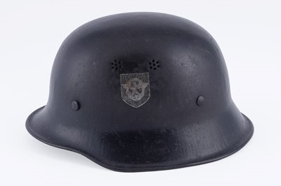 Lot 33 - A German Third Reich police pattern helmet