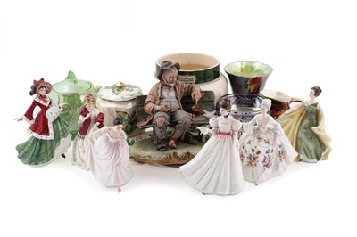 Lot 299 - A selection of ceramics