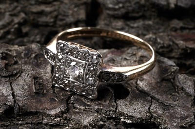 Lot 3 - An Edwardian diamond ring of Art Deco influence