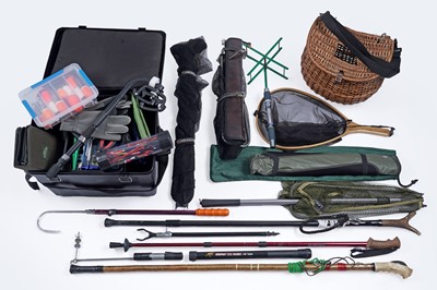 Lot 536 - A fishing tackle box and its contents