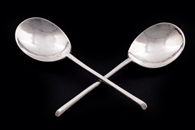 Lot 397 - A pair of James I silver slip-top spoons