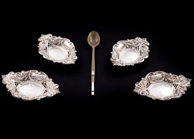 Lot 409 - A set of four Edwardian silver bonbon dishes; and an Edwardian silver mounted blonde horn spoon